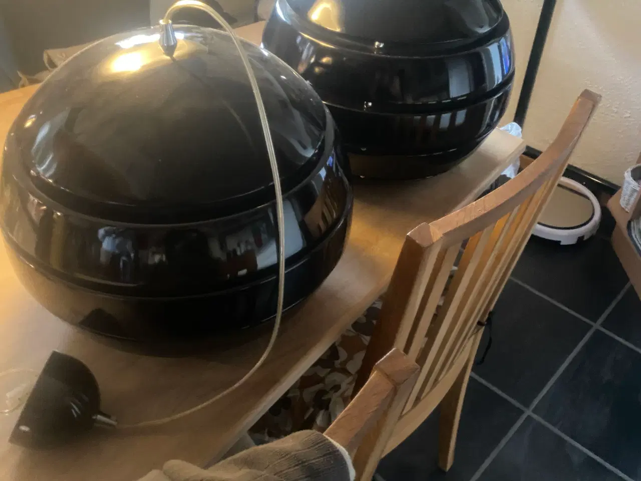 Billede 1 - Bordlampe sort og har to ens