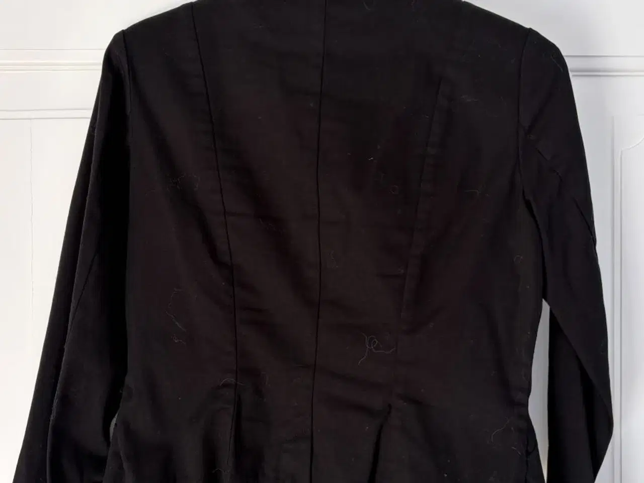 Billede 6 - Jakke med guldtrenser foran