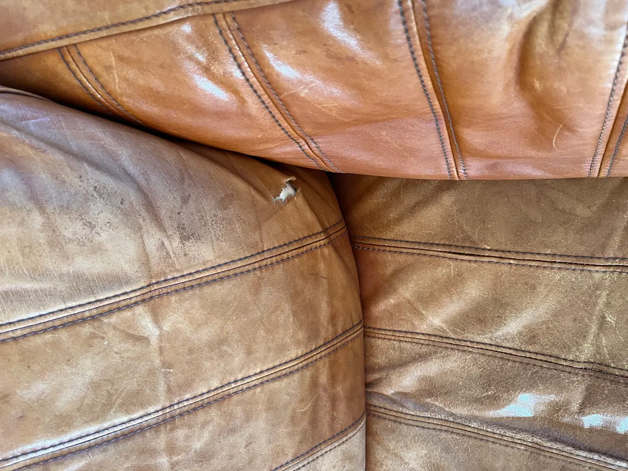 Billede 1 - Meget slidt 2 1/2 personers lædersofa