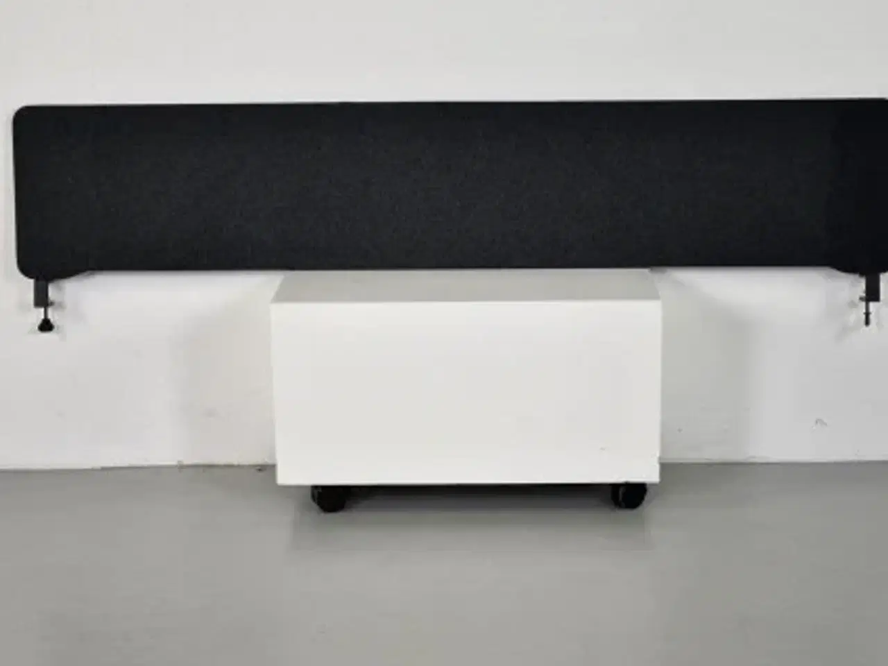 Billede 3 - Lintex edge bordskærm i mørkegrå, inkl. 2 sorte beslag