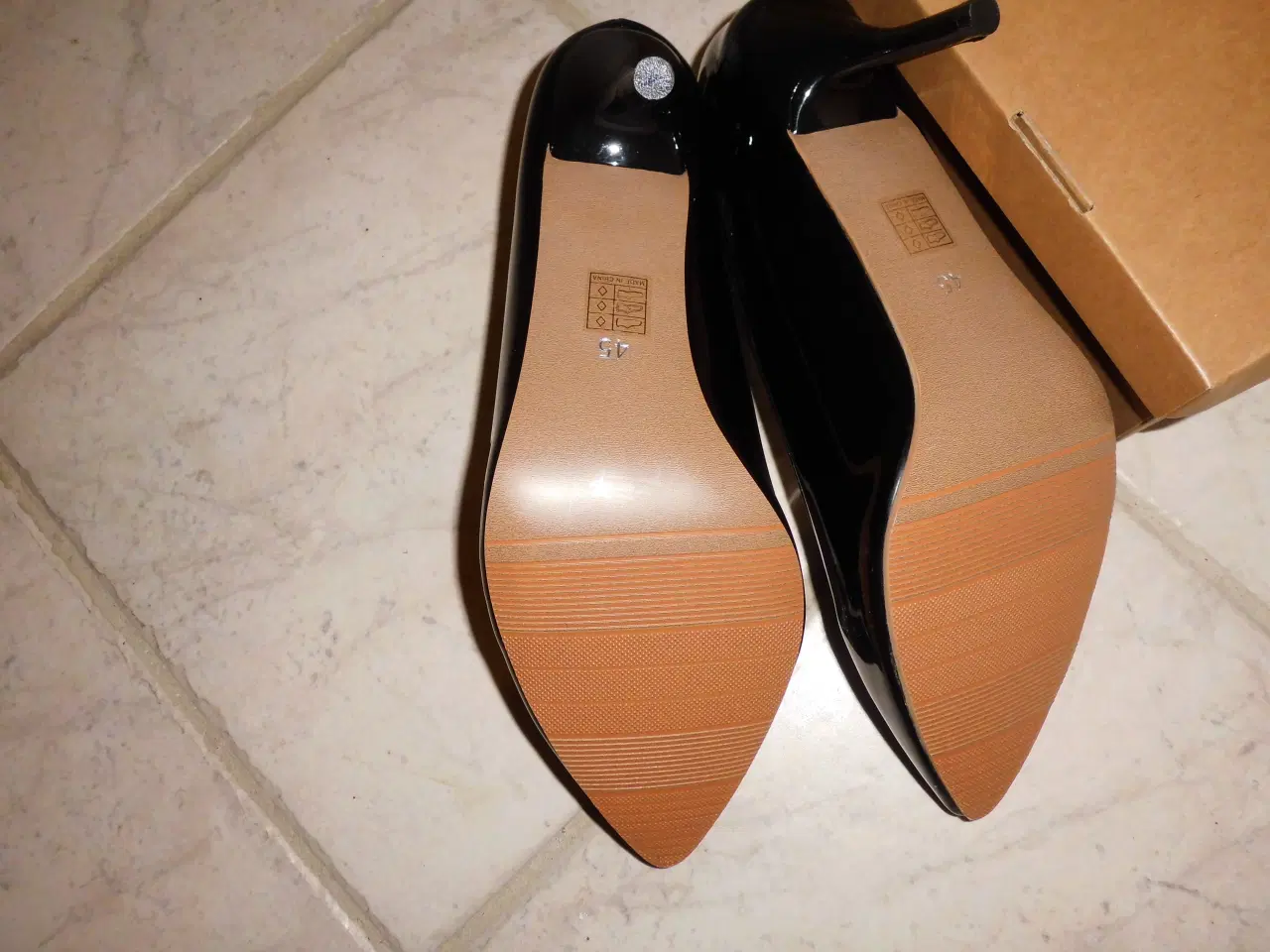 Billede 3 - Laksko sort med hæl, str. 45. Aldrig brugt ...