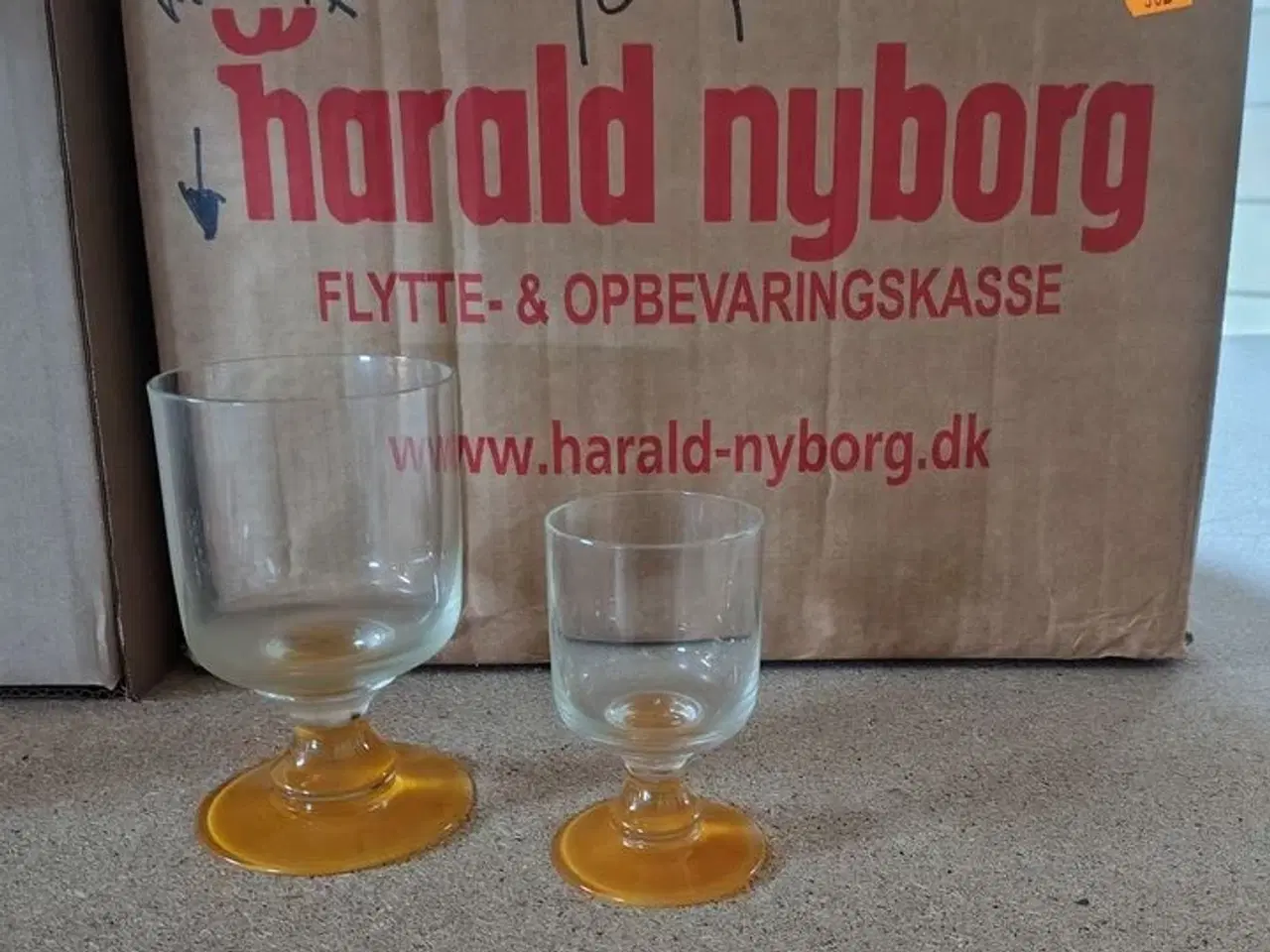 Billede 1 - En kasse glas