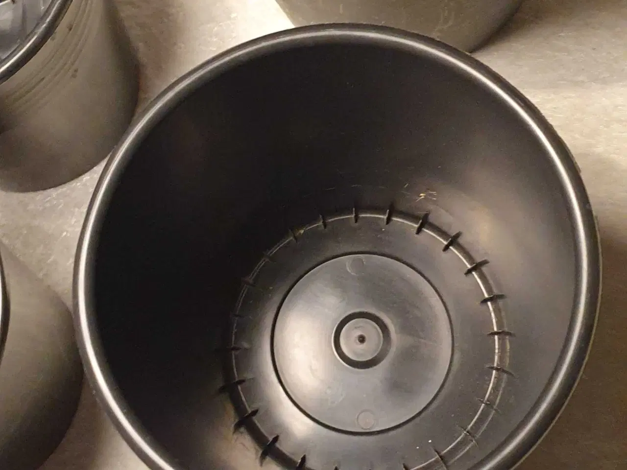 Billede 5 - Spande, opbevaring i sort plast