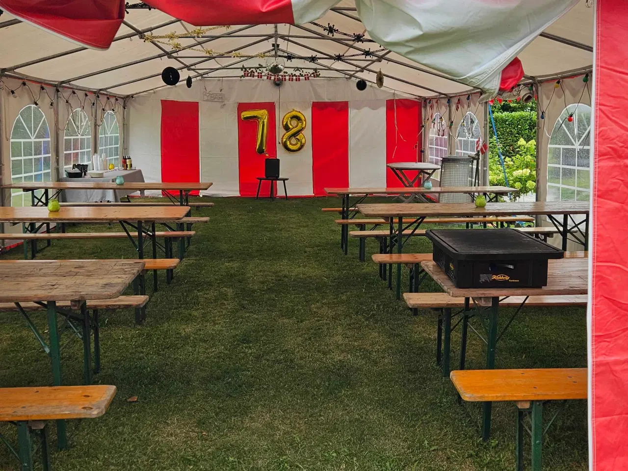 Billede 2 - 6x12 partytelt inkl 6 sæt borde med bænke 