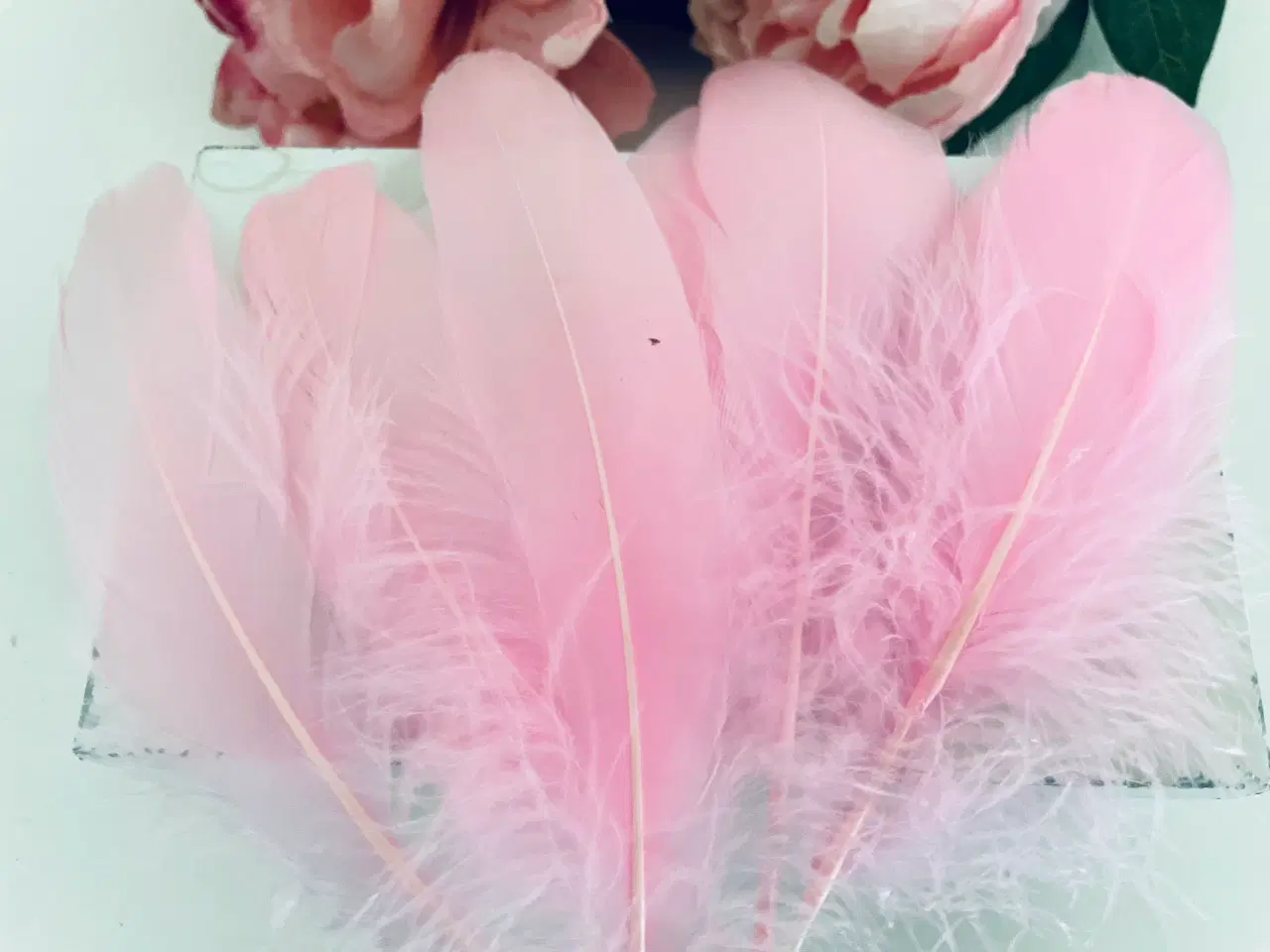 Billede 3 - Lyserøde fjer til pynt / hobby