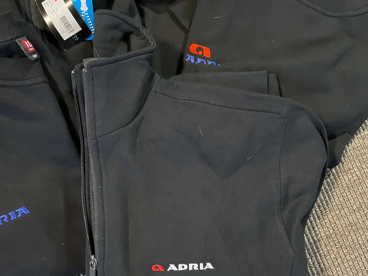 Billede 2 - Tøj med ADRIA logo