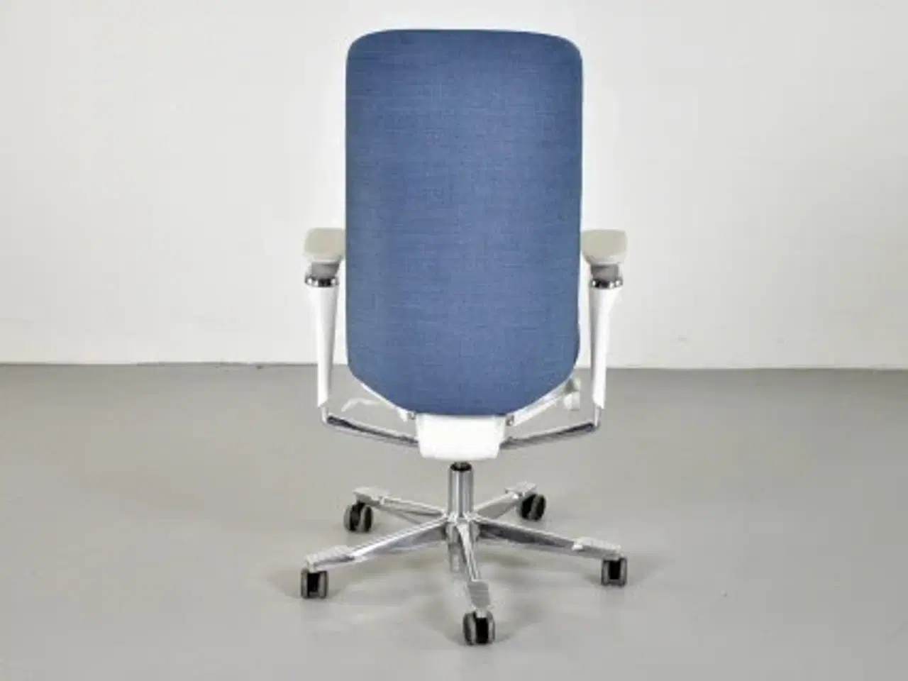 Billede 3 - Kinnarps capella white edition kontorstol med blåt polster og armlæn
