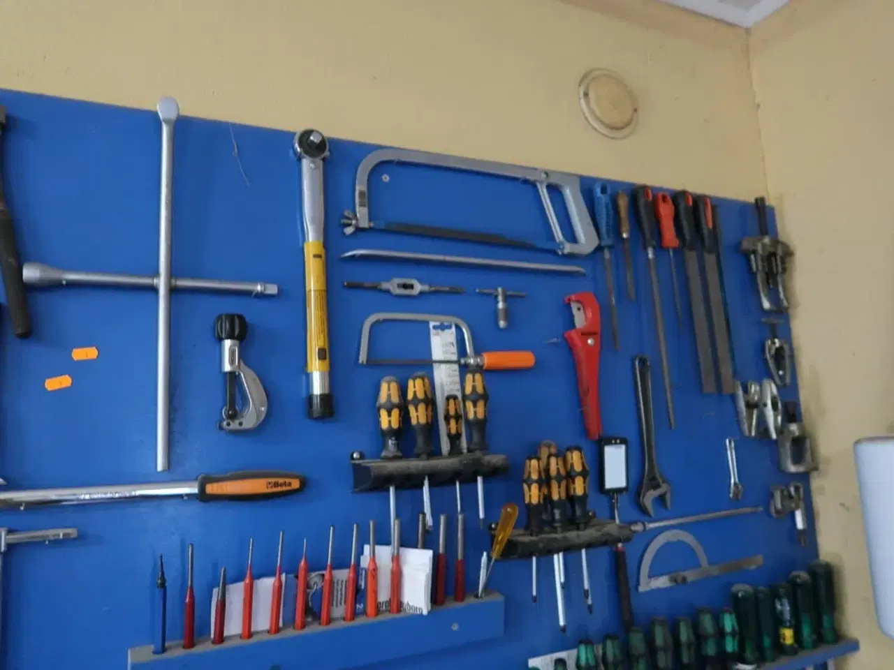 Billede 6 - Arbejdsbord med skruestik samt værktøjstavle med div. Værktøj