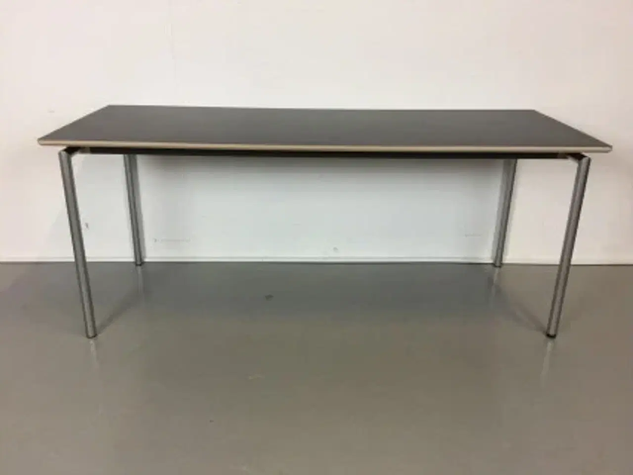 Billede 1 - Møde bord med sort plade med træ kant. 180x70 cm