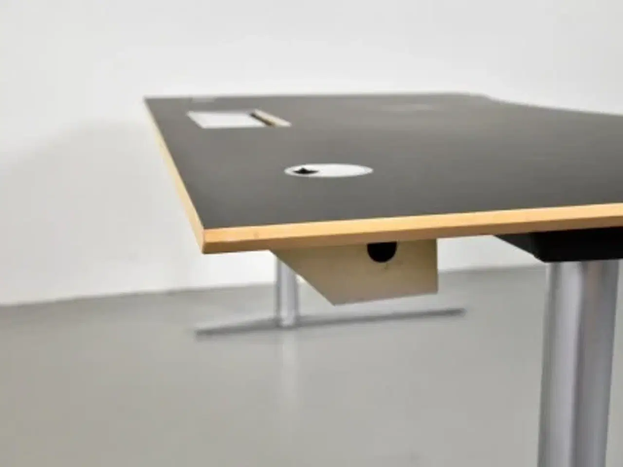 Billede 9 - Duba b8 hæve-/sænkebord med sort linoleum og mavebue, 200 cm.