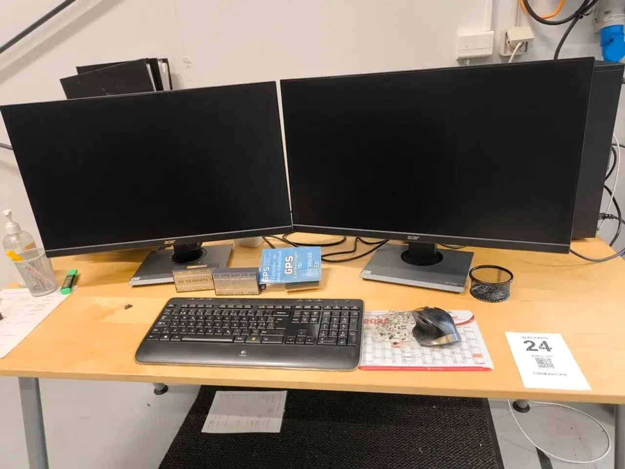 Billede 3 - Skrivebord inkl. indhold