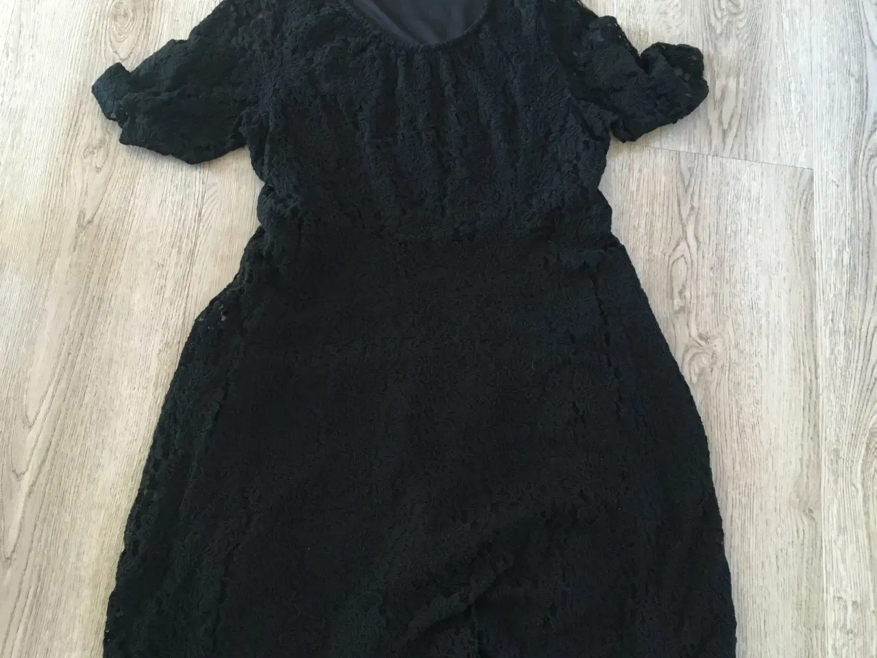 Billede 1 - crispy sort blonde kjole