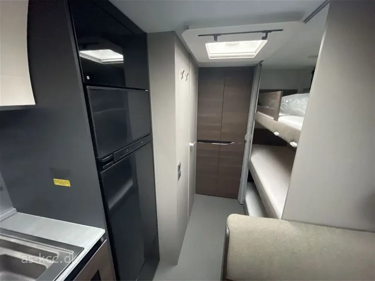 Billede 6 - 2022 - Adria Alpina 663 PT   Adria Alpina 663 PT årg. 2022 7 sovepladser, 6 siddepladser Isabella Commodore 3 m fortelt. Duo Control, Støttebensplader.