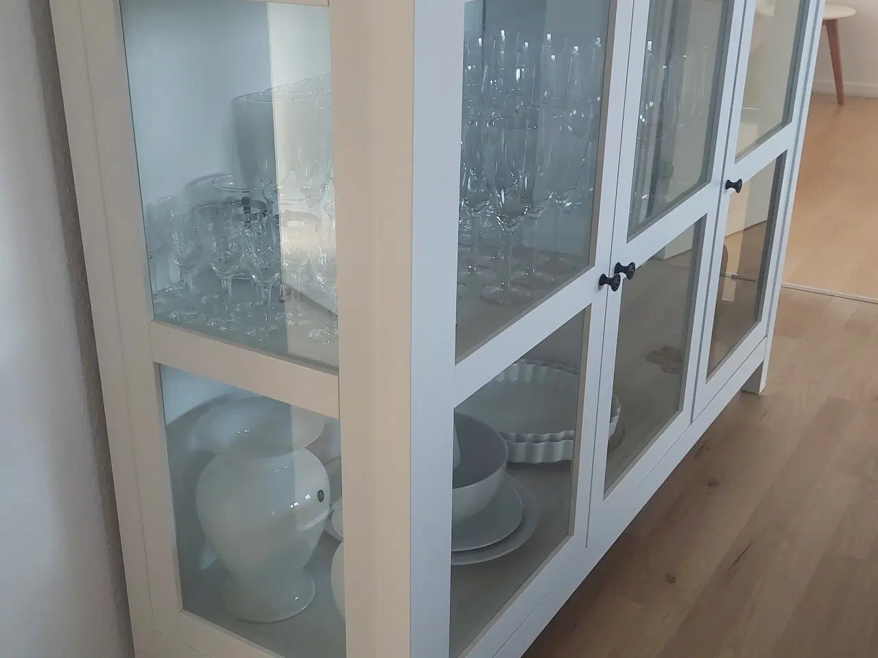 Billede 2 - Hvidt velholdt glasskab