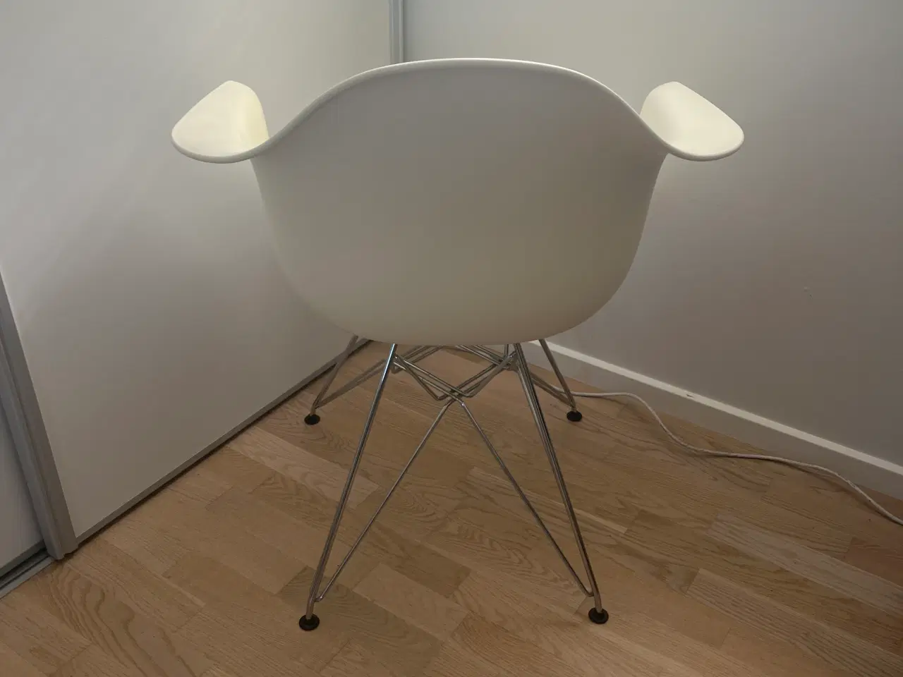 Billede 4 - Eames armchair m læder hynde