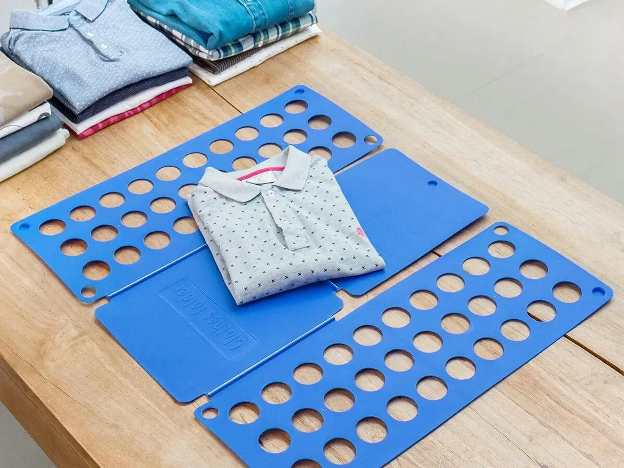 Billede 1 - Tøjfolder - blå, foldbar tøjorganisator