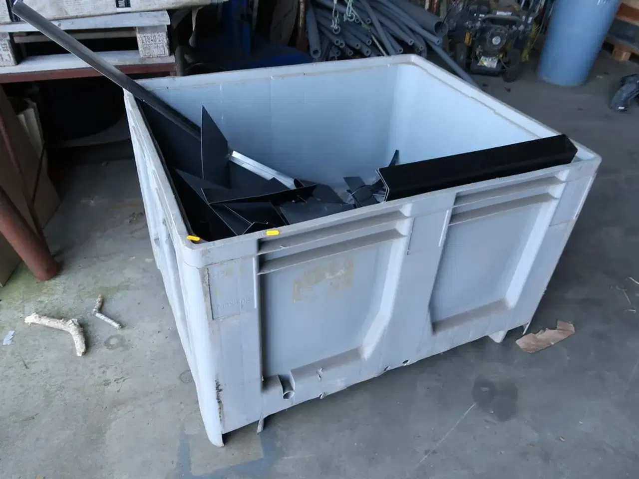 Billede 1 - Palletank med indhold