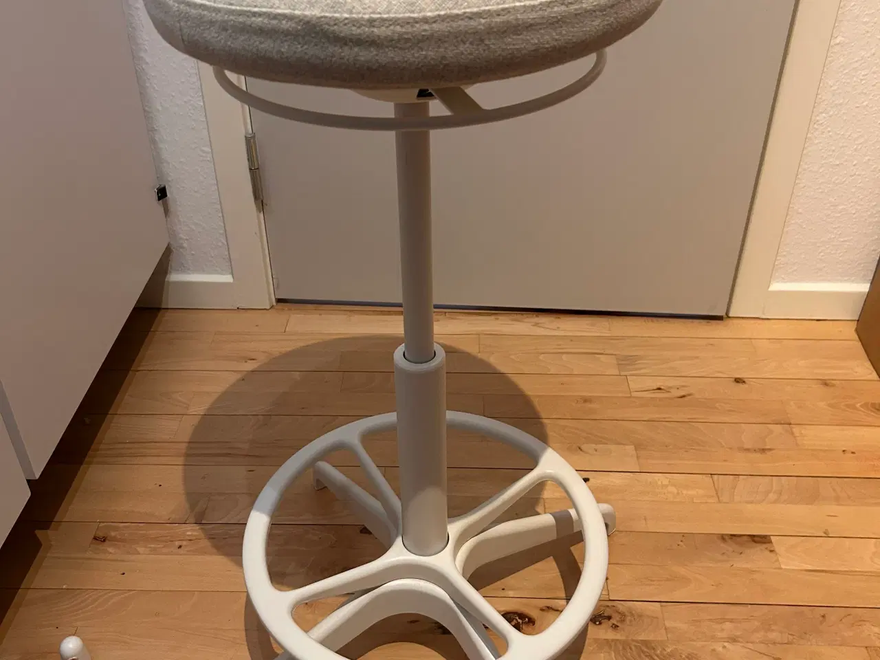 Billede 2 - IKEA LIDKULLEN roterende taburet/skammel 349,-