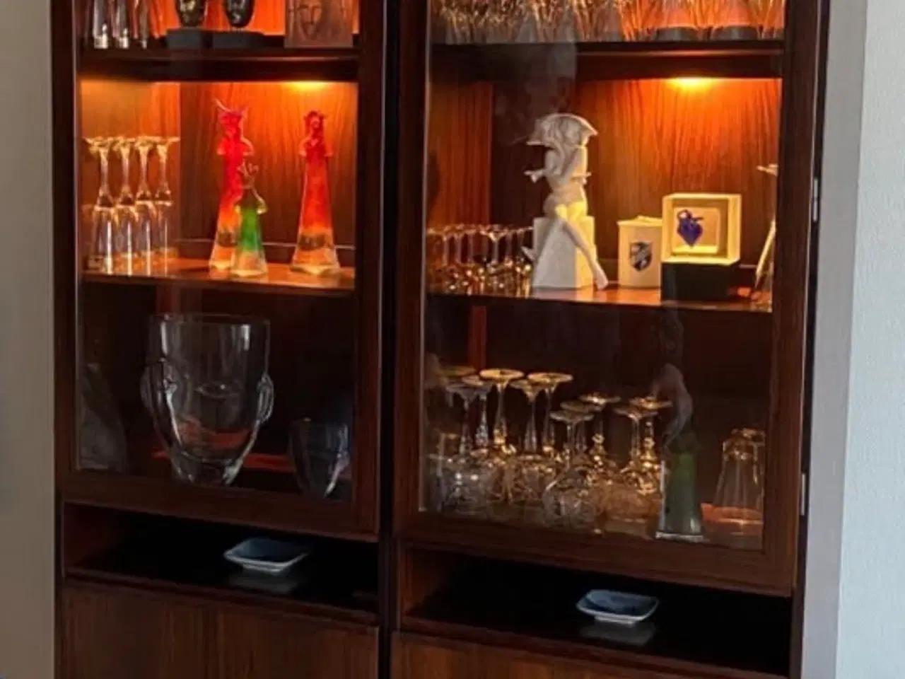 Billede 1 - Flot vitrineskab m/ indbygget lys