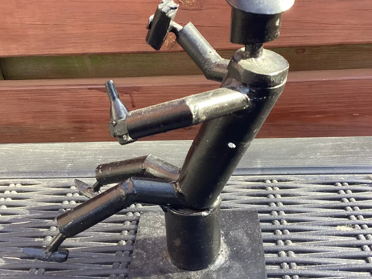 Billede 4 - Metal skulptur af drikkende mand/robot