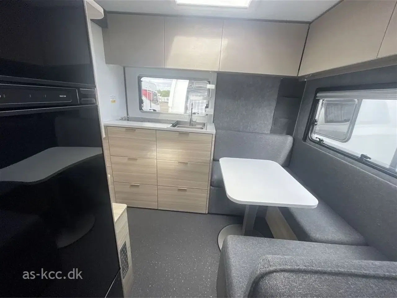Billede 10 - 2026 - Adria Altea 402 PH   Adria Altea 402 PH årg. 2026 4 sovepladser, 4 siddepladser Myggenet - halvdør kr. 1.640,- er lagt i prisen