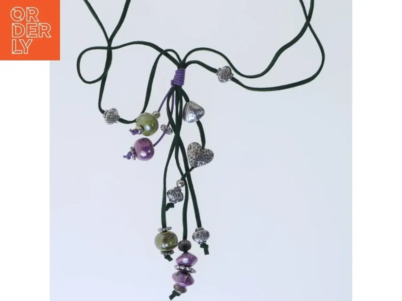 Billede 1 - Halskæde med perler og charms (str. 68 cm)