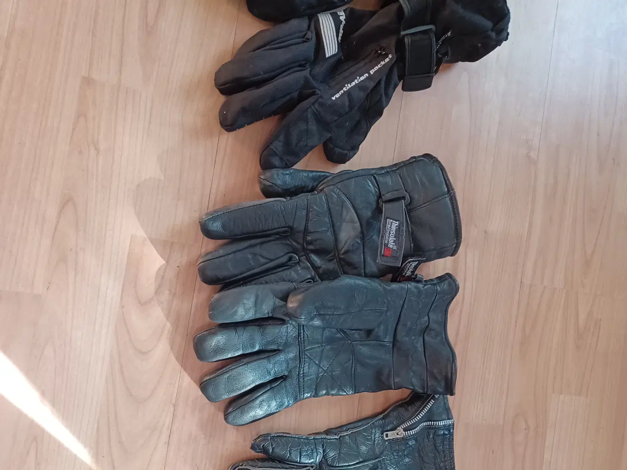 Billede 1 - Handsker til mc kørsel, og 2 styrthjelme