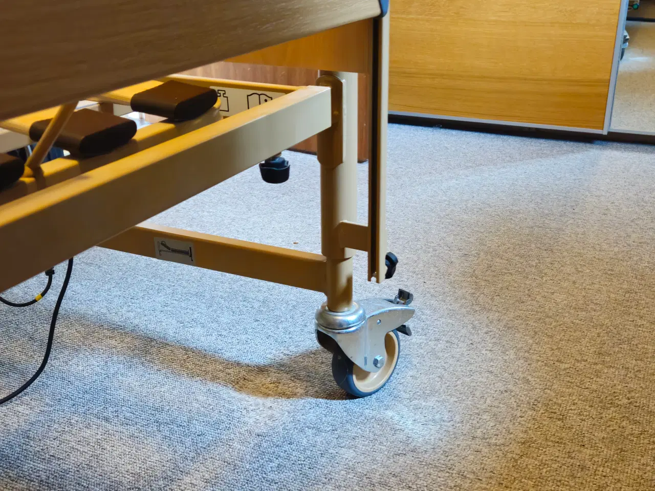 Billede 10 - Burmeier Dali plejeseng med softcover og madras