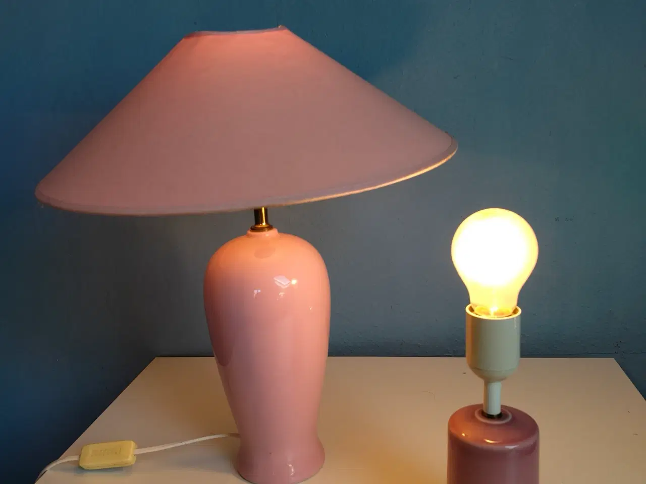 Billede 1 - To lyserøde bordlamper – retro stil