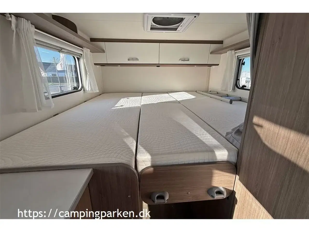 Billede 9 - 2024 - Carado V337 Pro   Carados populære smalle Van med enkeltsenge og kun 664 cm lang