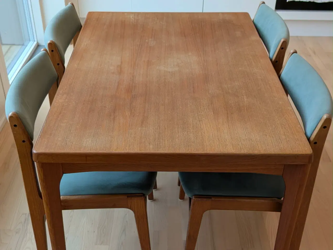 Billede 1 - Spisebord og stole 