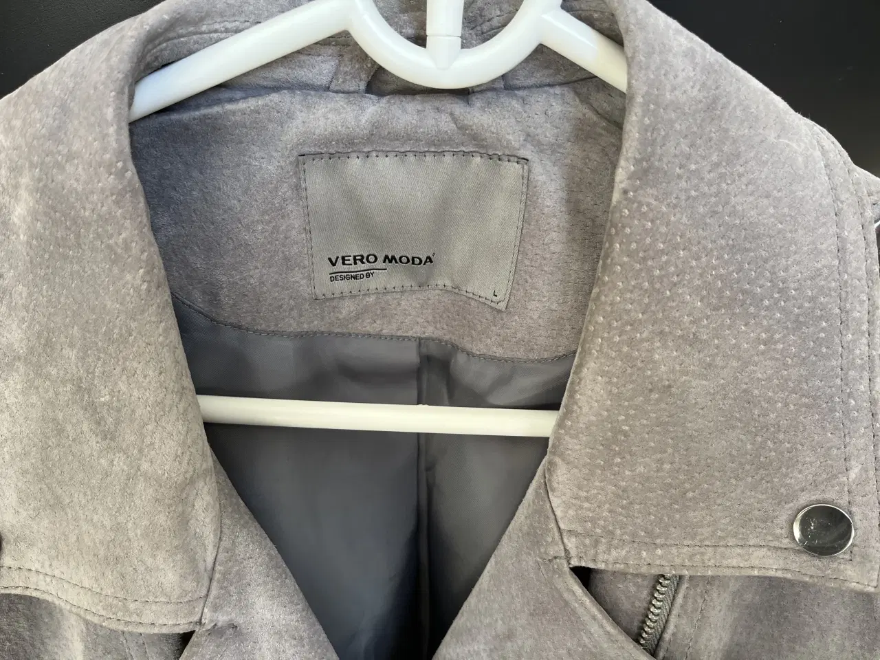 Billede 2 - Grå ruskind jakke