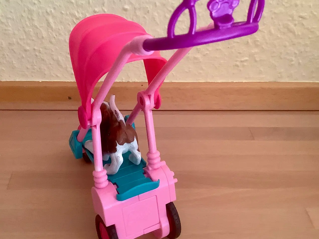 Billede 5 - Barbie klapvogn/gåvogn og Barbie hund.