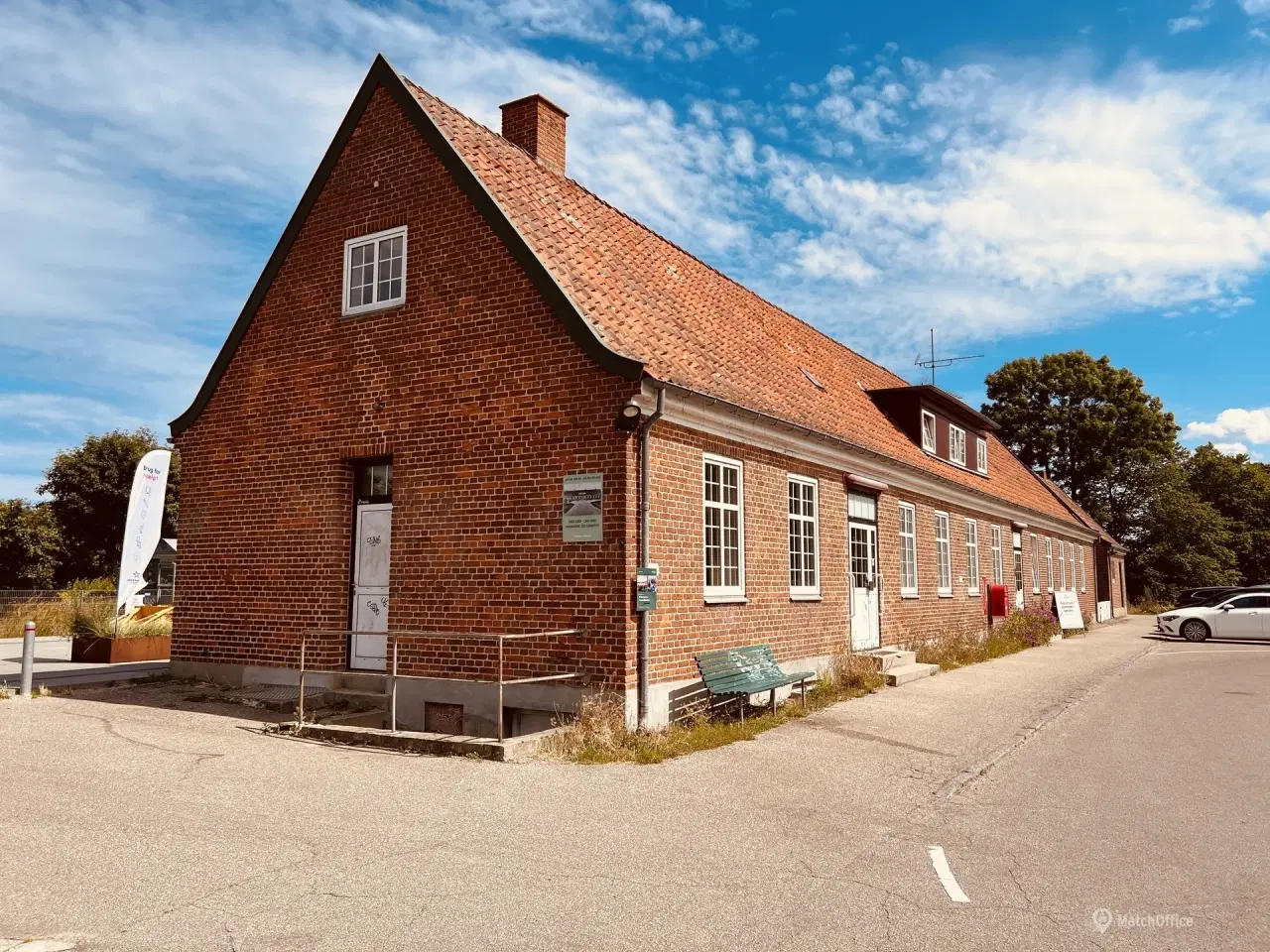 Billede 1 - Udviklingsejendom - Den gamle stationsbygning i Tisvildeleje sælges med større grundareal