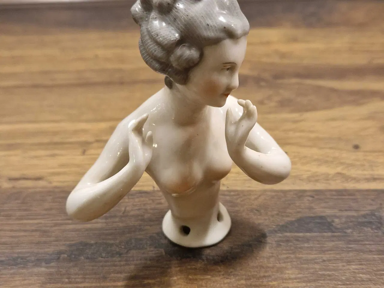 Billede 2 - Antik halvdukke i porcelæn