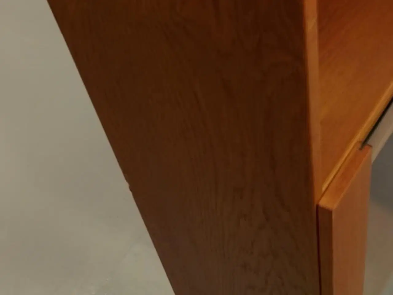 Billede 3 - Høl smal teak skab