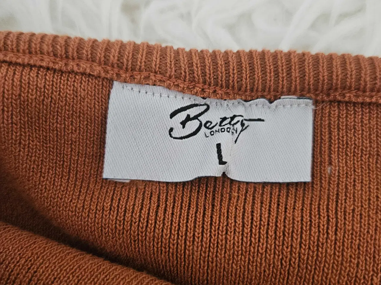 Billede 5 - SØD TOP MED FLÆSER 