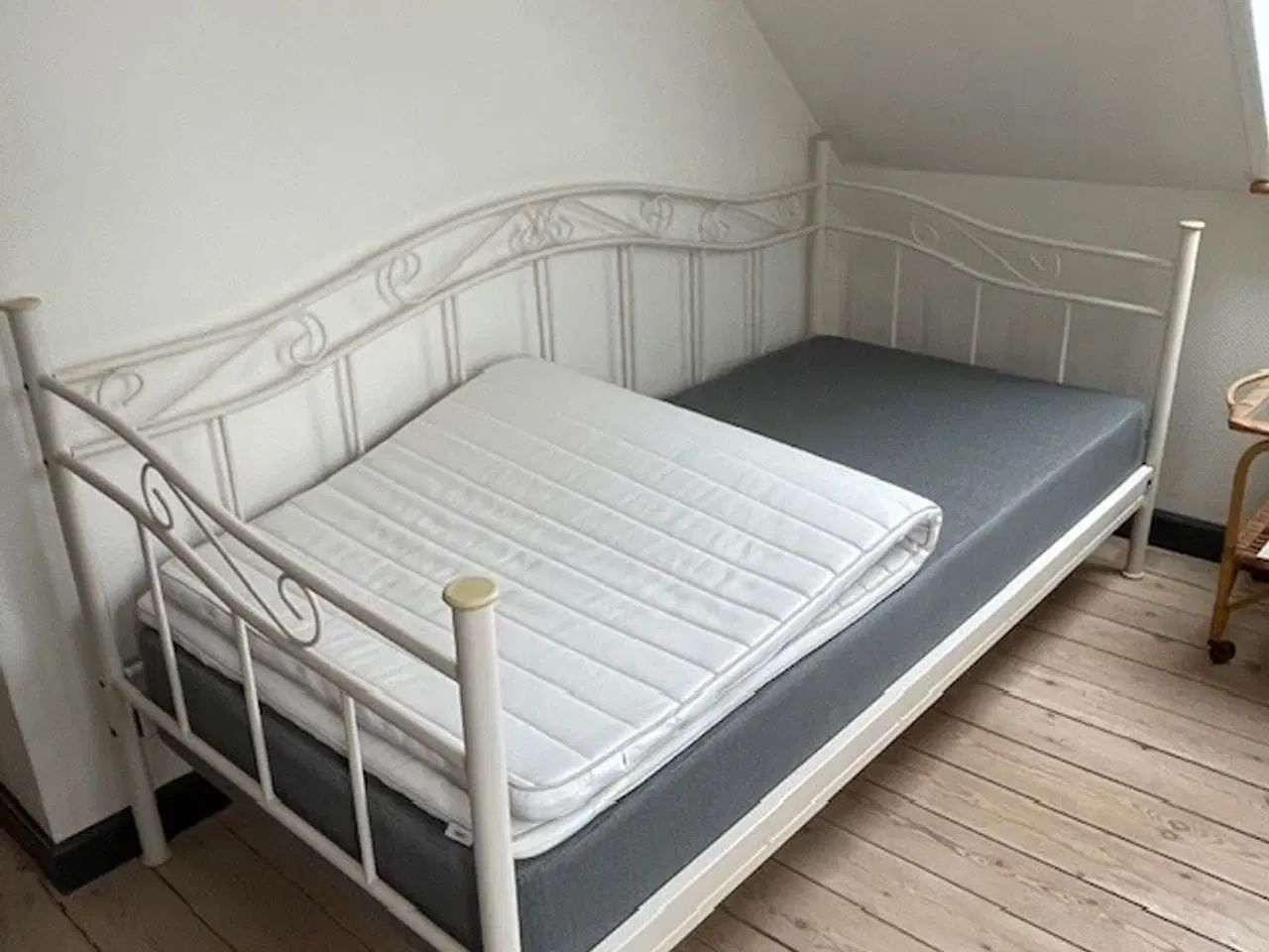 Billede 4 - Flot jernseng med ny springmadras og rullemadras