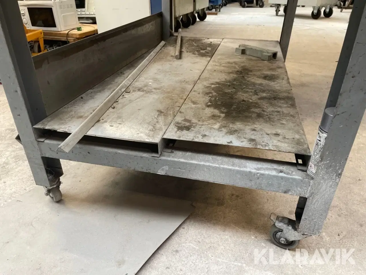 Billede 12 - Arbejdsbord på hjul med skruestik