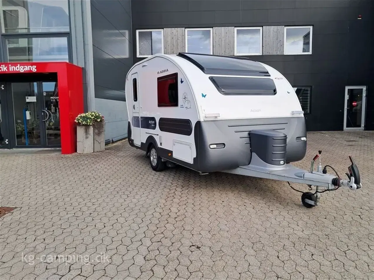 Billede 1 - 2022 - Adria Action 391 LH   Lille let rejse vogn med mover og solsejl. Står yderst velholdt. Alle service overholdt.
