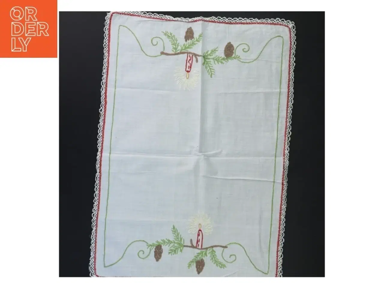 Billede 1 - Håndbroderet juledug med lys og grene (str. 44x31 cm)