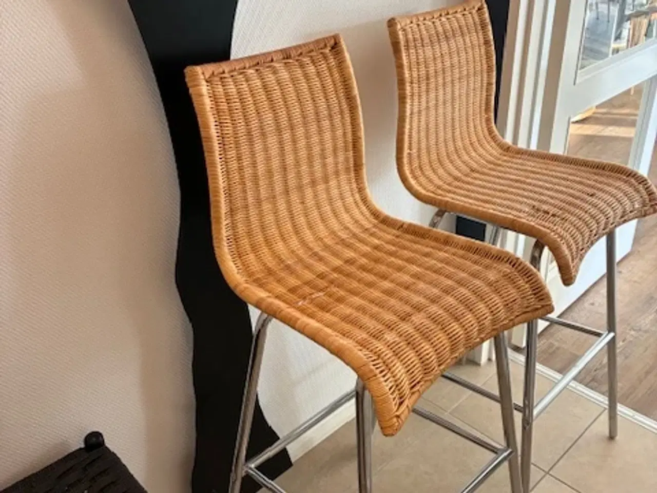 Billede 3 - 2 flotte barstole i flet og med alu ben