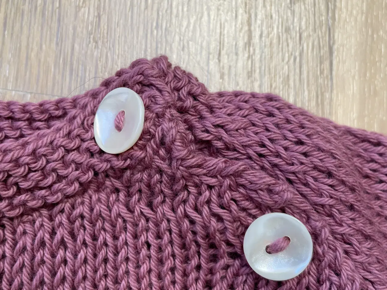 Billede 4 - Strikket trøje og futter str 2-4 mdr