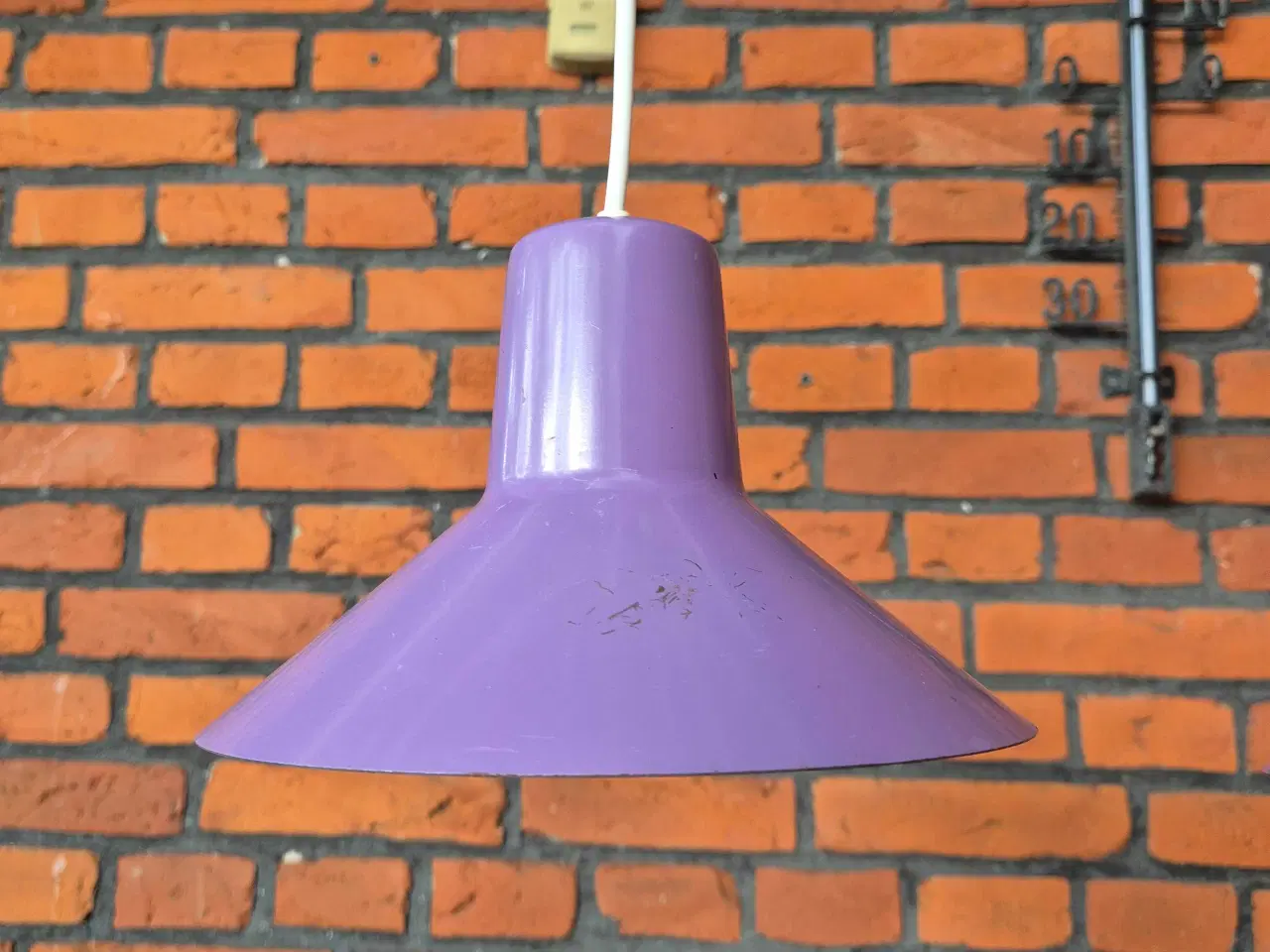 Billede 3 - To lilla retrolamper med et rustikt strejf