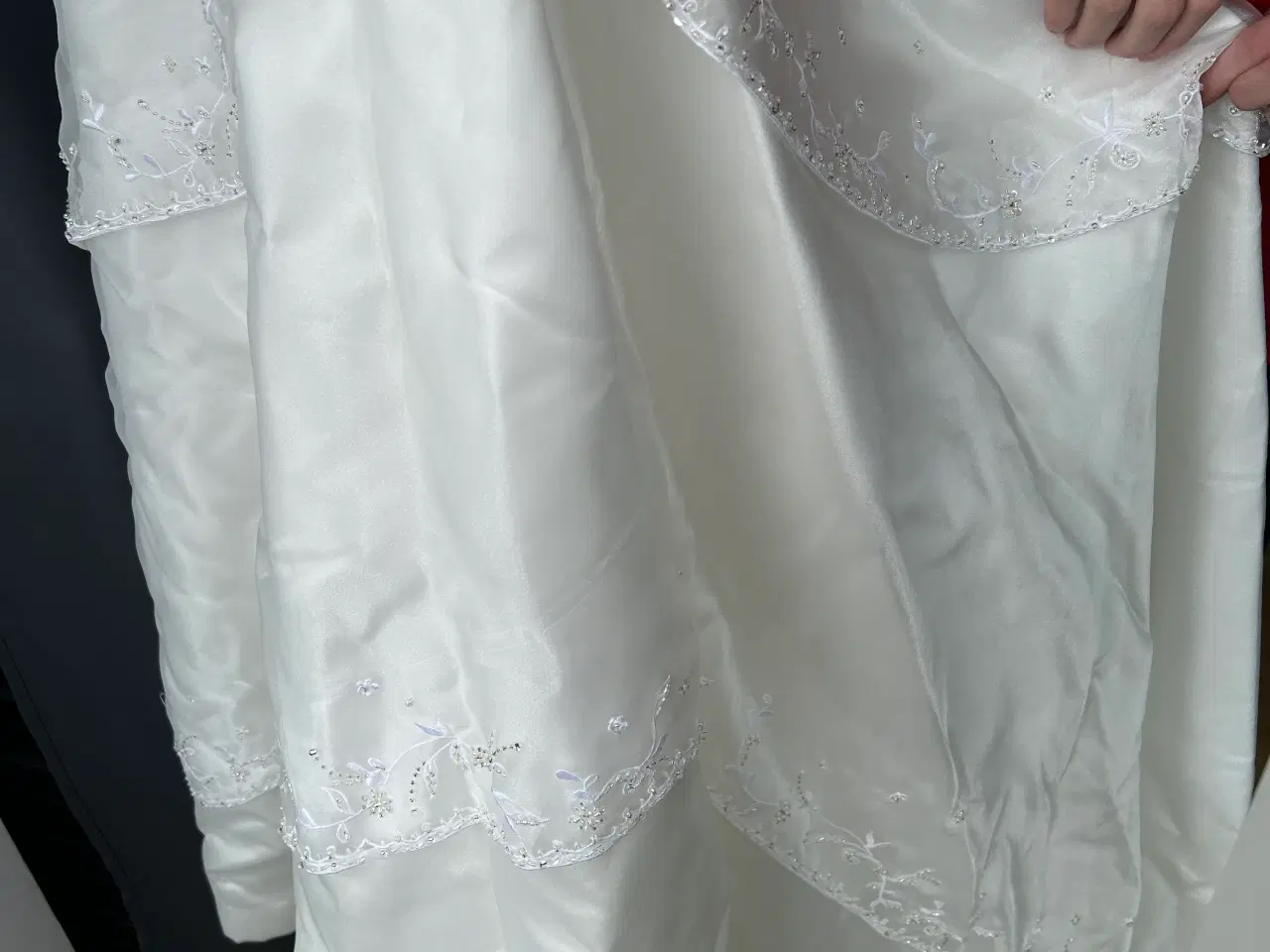 Billede 5 - Elegant hvid brudekjole med diadem tiara