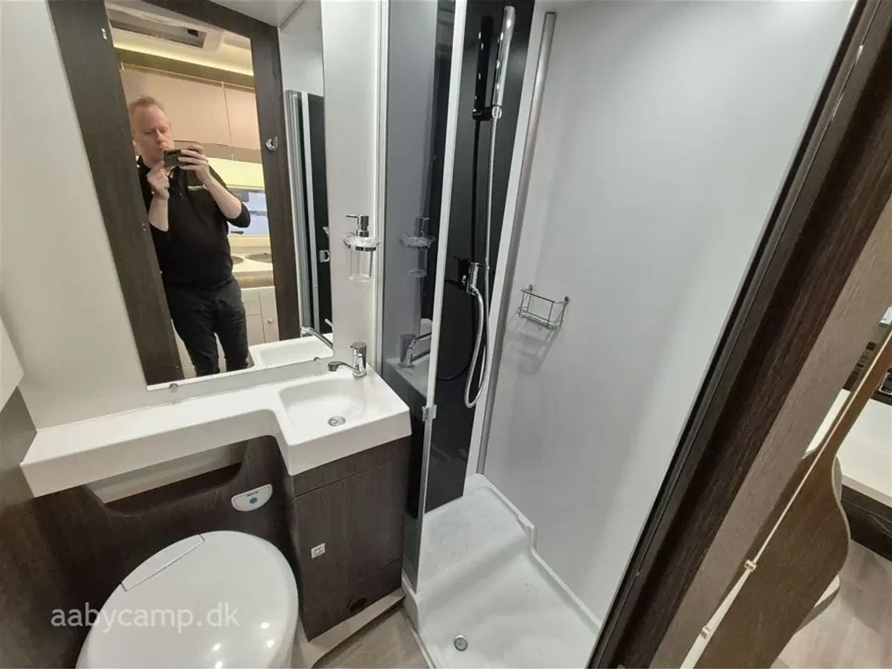 Billede 19 - 2021 - Benimar Tessoro 483 NK   Nk pakke. Markise. solcelle. Lithium Batteri. 2000w inverter. Maxxfan. udv. gas og bruseudtag. Duo-control. undervognsbehandlet. KUN 28,000 KM!!