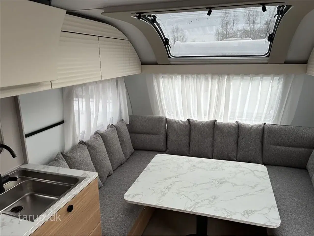 Billede 7 - 2026 - Adria Adora 663 UT Alde   ALDE centralvarme, elektrisk gulvvarme, frontkøkken, rundsiddegruppe, SmartBox gaskasse opbevaring, stort køleskab, enkeltsenge