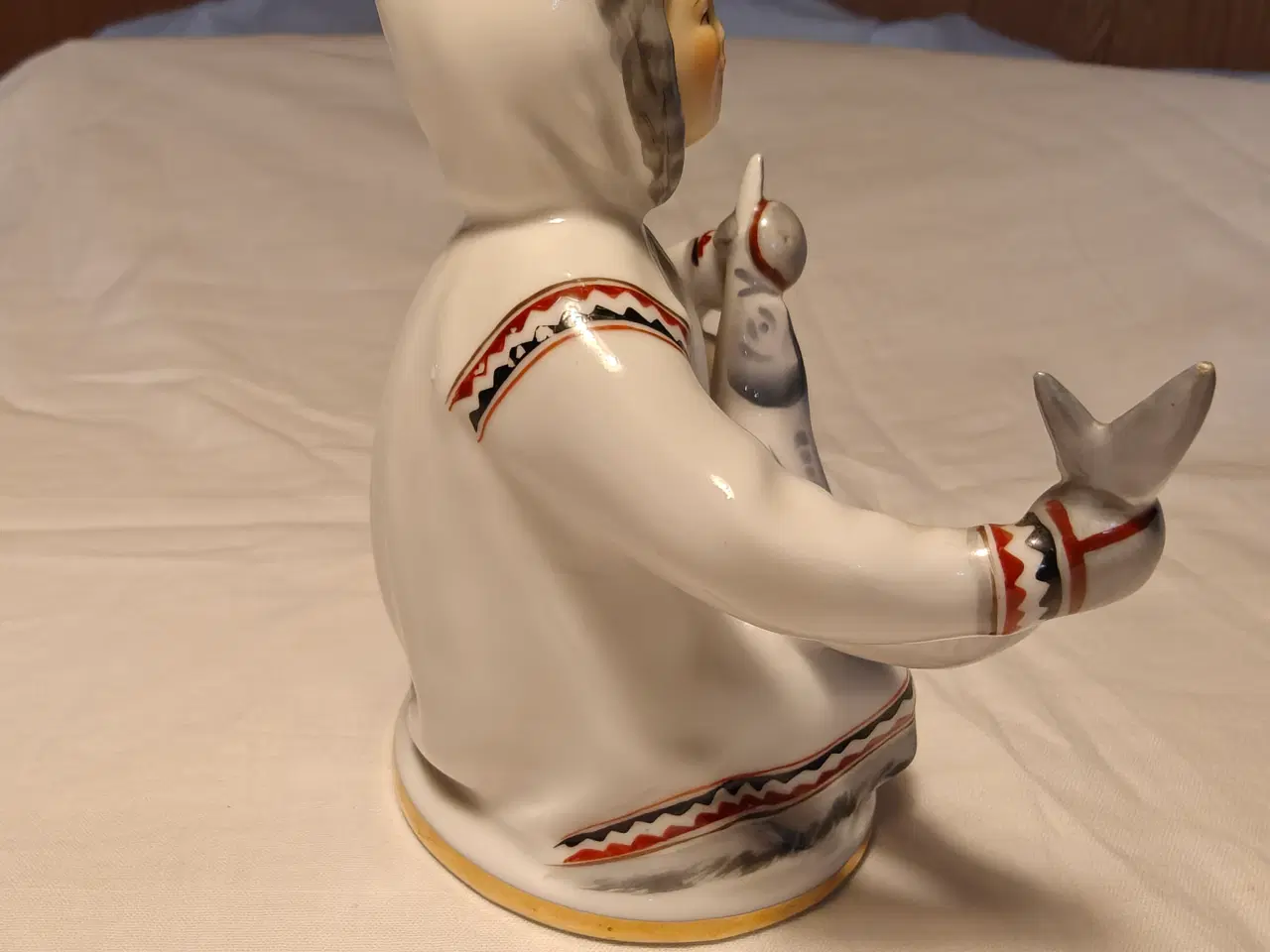 Billede 2 - Russisk eskimo figur pige med fisk
