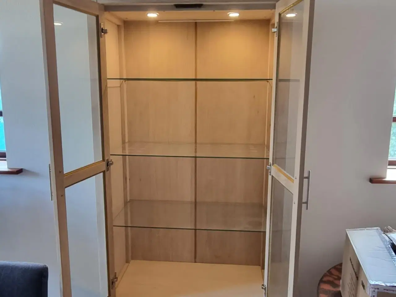 Billede 1 - Vitrine i sæbebehandlet eg.