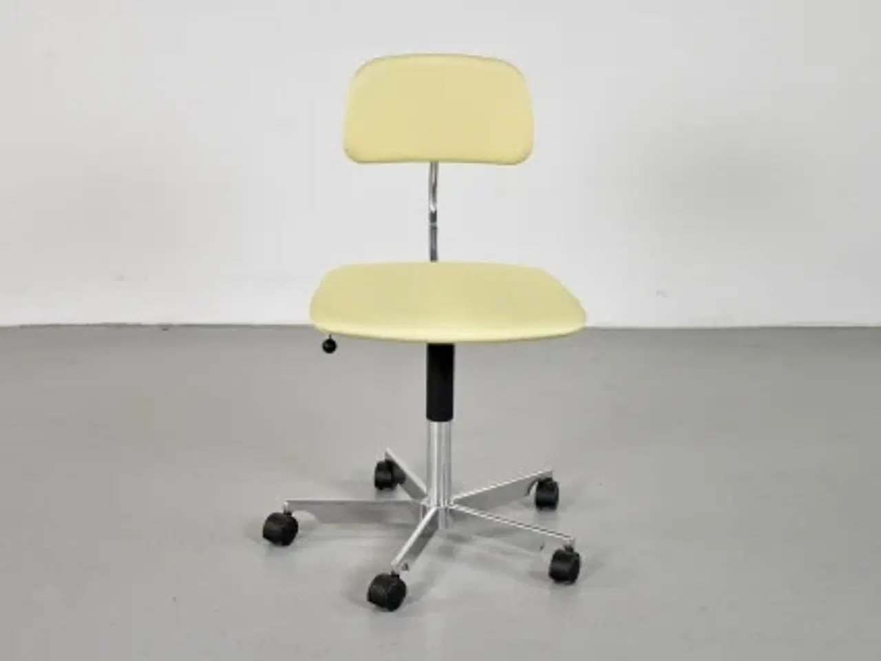 Billede 1 - Fritz hansen kevi kontorstol med gult polster og blankt stel